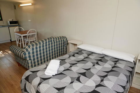 Pine Country Caravan Park - Hotels Melbourne 2