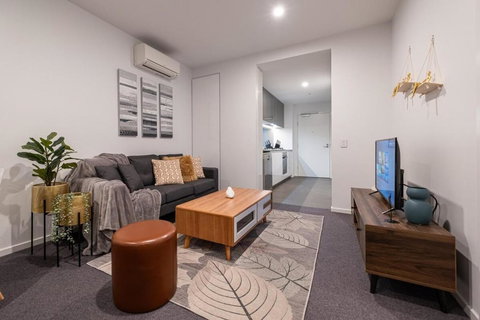 Pleasant &bright 2br2ba Apt Footscray Pool - Hotels Melbourne 1