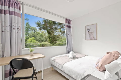 Quaint Queen Room - Central Location At Pymble - Shared Bathroom - Hotels Melbourne 0