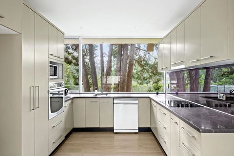 Quaint Queen Room - Central Location At Pymble - Shared Bathroom - Hotels Melbourne 2