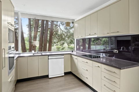 Quaint Queen Room - Central Location At Pymble - Shared Bathroom - Hotels Melbourne 3