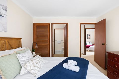 Private Ensuite Queen Room - Centrally Located At Milperra - Hotels Melbourne 1