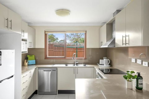 Private Ensuite Queen Room - Centrally Located At Milperra - Hotels Melbourne 3