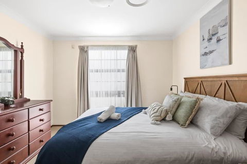 Private Ensuite Queen Room - Centrally Located At Milperra - Hotels Melbourne 2
