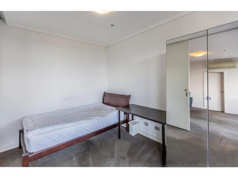 Private Room With Shared Washroom Only In 3bhk Apartment - Hotels Melbourne 1