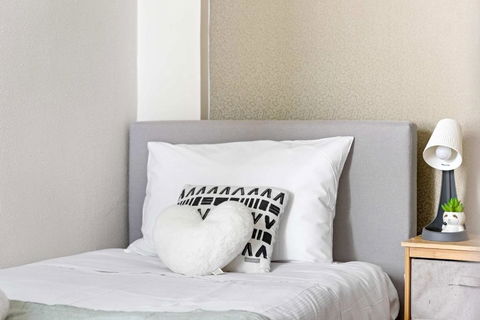 Private Single Room - Conveniently Located At Glebe - Shared Bathroom - Hotels Melbourne 1