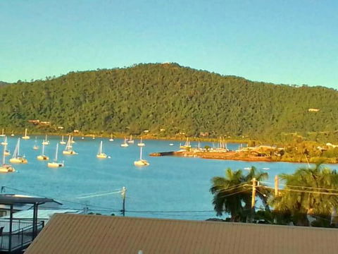 QCWA Cheerful Cottage - Airlie Beach - Hotels Melbourne 0