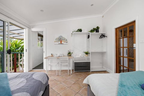 Quadruple Ensuite Room - Nearby Stations & Shops - Hotels Melbourne 2