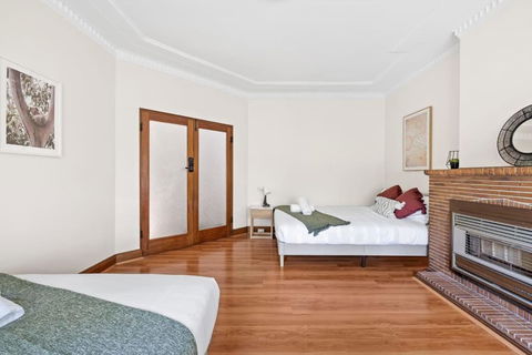 Quadruple Room - Near Transport & Shops - Shared Bathroom - Hotels Melbourne 0