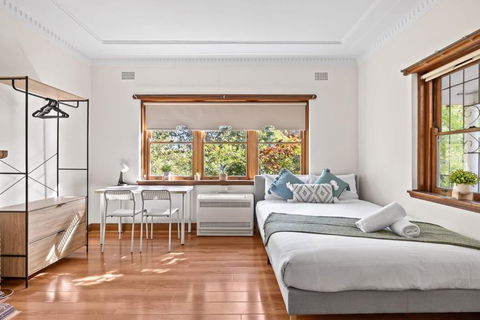 Quadruple Room - Near Transport & Shops - Shared Bathroom - Hotels Melbourne 1