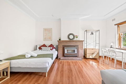 Quadruple Room - Near Transport & Shops - Shared Bathroom - Hotels Melbourne 2