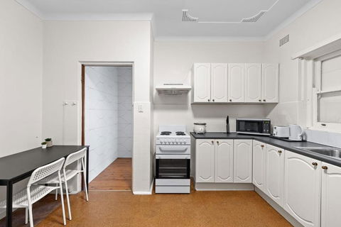 Quadruple Room - Near Transport & Shops - Shared Bathroom - Hotels Melbourne 3