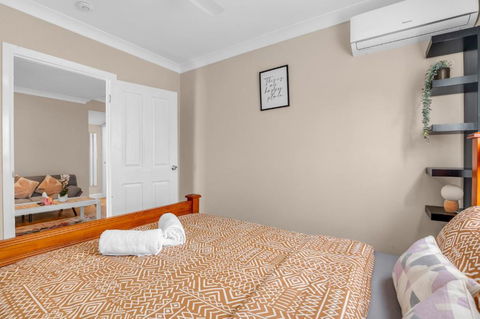 Quaint 2 Bedroom Fully Furnished Cottage - Hotels Melbourne 2