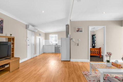 Quaint 2 Bedroom Fully Furnished Cottage - Hotels Melbourne 3
