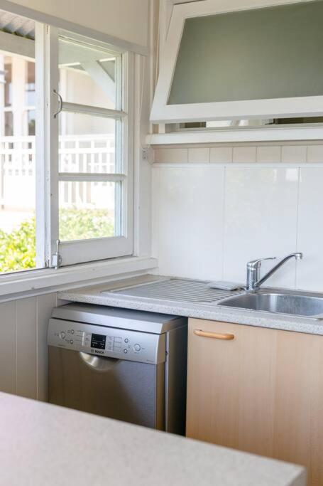 Quaint & Cosy 1 Bedroom Apartment In Queenslander. - Hotels Melbourne 2