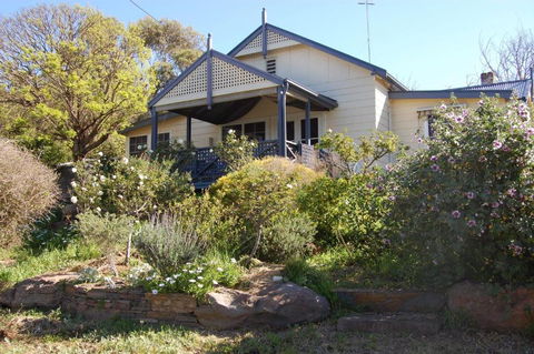 Quaint Cottage Nestled Amongst The Trees - Hotels Melbourne 0