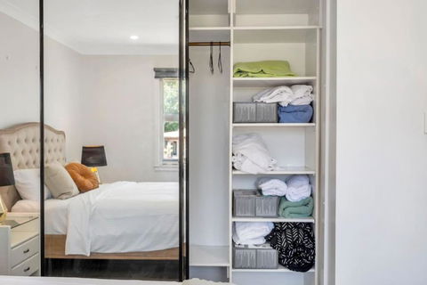 Quiet Elevated Serene Home (Top) - Hotels Melbourne 3