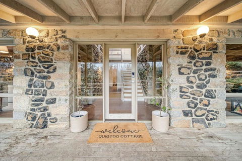 Quigtoo Cottage - Beautiful 4BR Stone Cottage L WiFi L Bath L Garden - Hotels Melbourne 1