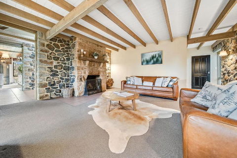 Quigtoo Cottage - Beautiful 4BR Stone Cottage L WiFi L Bath L Garden - Hotels Melbourne 2