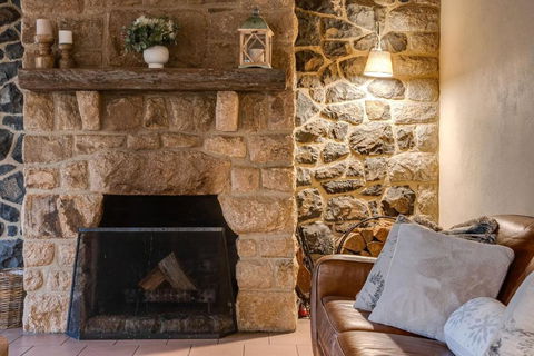 Quigtoo Cottage - Beautiful 4BR Stone Cottage L WiFi L Bath L Garden - Hotels Melbourne 3