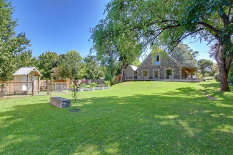 Quigtoo Cottage - Beautiful 4BR Stone Cottage L WiFi L Bath L Garden - Hotels Melbourne 0