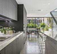 Balmain Bombshell Executive  Family Retreat - Hotels Melbourne