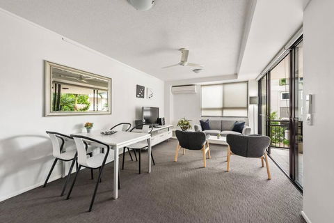 Resort Living - 10mins CBD - 2Bed / 2Bath / 1Car - Hotels Melbourne 0