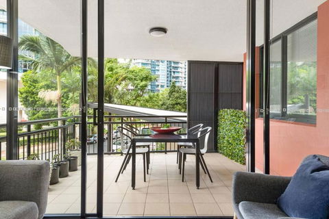 Resort Living - 10mins CBD - 2Bed / 2Bath / 1Car - Hotels Melbourne 1
