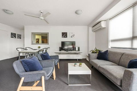 Resort Living - 10mins CBD - 2Bed / 2Bath / 1Car - Hotels Melbourne 3
