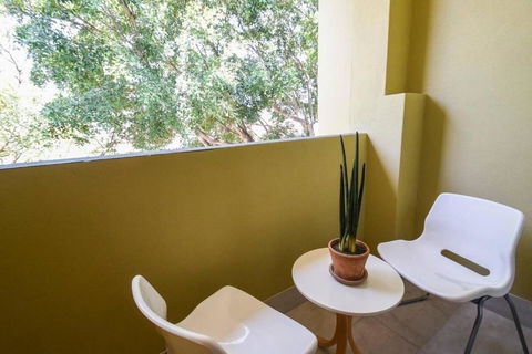 Resort-style Coastal Living With Balcony & Pool - Hotels Melbourne 3