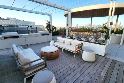 Resort-style Exec 1 Bed With Study In Port Melbourne - Hotels Melbourne 3