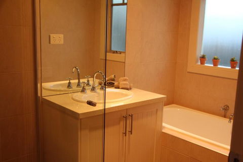 River Rock Cottage Centrally Located And Dog Friendly - Hotels Melbourne 3