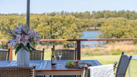 Riverside Retreat, Coolangatta, Near Seven Mile Beach - Hotels Melbourne 2