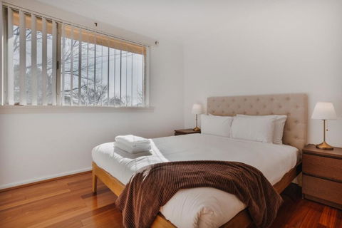 Restful Canberra Retreat In Spacious Terrace Home - Hotels Melbourne 3