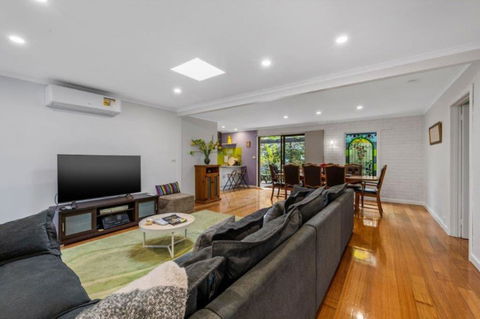 Roses On The River - An Absolute River Frontage Cottage - Hotels Melbourne 0