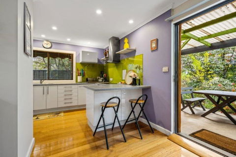 Roses On The River - An Absolute River Frontage Cottage - Hotels Melbourne 3