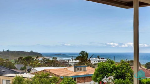Rosies Retreat - 300m To The Sandy Shores Of Caves Beach - Hotels Melbourne 1