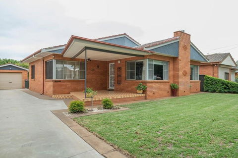 Roycox Cottage - Charming Escape, Fireplace - Hotels Melbourne 3
