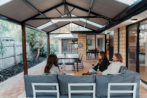 Salhus - Sleep In King Beds & Easy Walk To Town - Hotels Melbourne 0