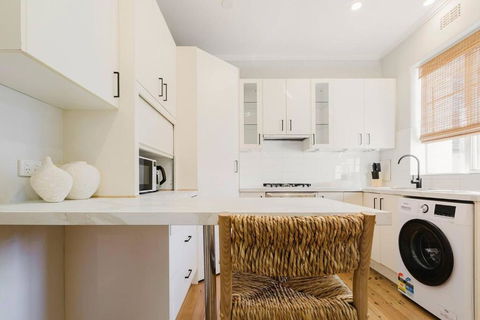 Salmon Calm - Trendy Velvet Allure By Albert Park - Hotels Melbourne 1