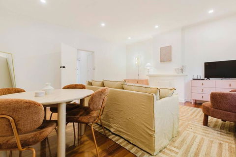 Salmon Calm - Trendy Velvet Allure By Albert Park - Hotels Melbourne 3