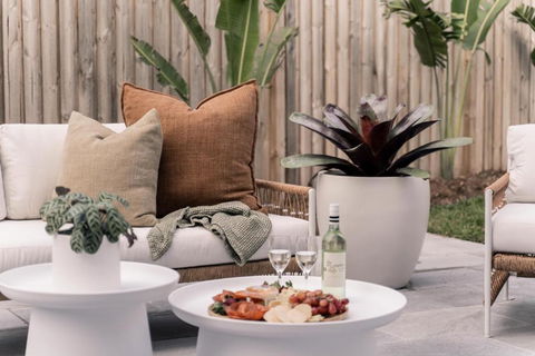 SALTY PALMS On HENLEY -THREE - Hotels Melbourne 1