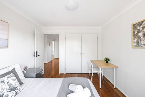 Serene Double Room In Panania - Close To Stations & Shops - Shared Bathroom - Hotels Melbourne 1