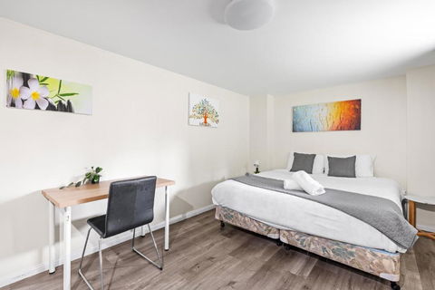 Spacious King Studio Room - Nearby Station & Shops - Located At Carramar - Hotels Melbourne 3