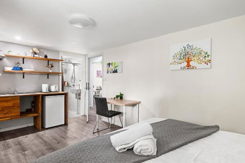 Spacious King Studio Room - Nearby Station & Shops - Located At Carramar - Hotels Melbourne 1