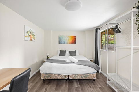 Spacious King Studio Room - Nearby Station & Shops - Located At Carramar - Hotels Melbourne 0