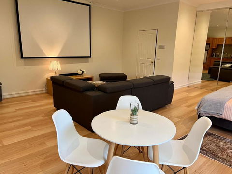 Super Luxury Self Contained Studio Unit - Hotels Melbourne 2