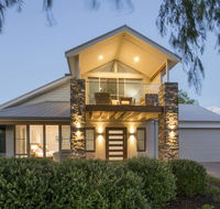 Beachstone - Stylish Spacious Home Opposite Beach and Close to Town - Hotels Melbourne