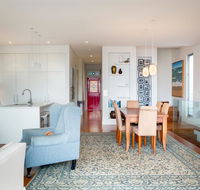 Beautiful Renovated Home With Water Views and Yard - Hotels Melbourne