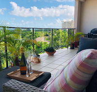 Beautiful spacious city apartment with views out to the Arafura Sea - Hotels Melbourne